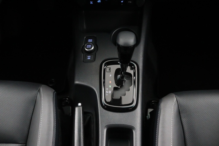 Toyota HiLux - 2.8 D-4D Double Cab Hybrid Invincible 19