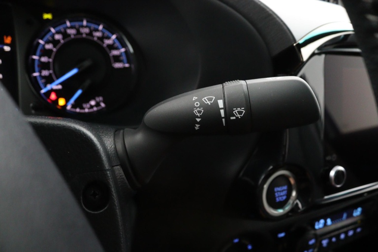 Toyota HiLux - 2.8 D-4D Double Cab Hybrid Invincible 26