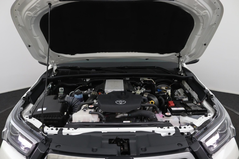 Toyota HiLux - 2.8 D-4D Double Cab Hybrid Invincible 28