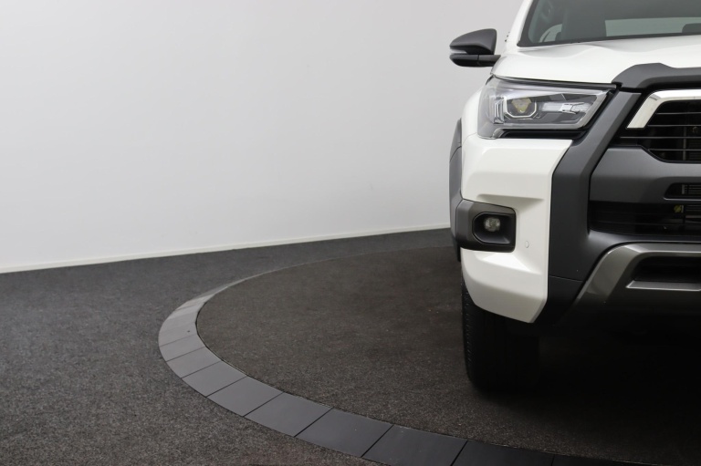 Toyota HiLux - 2.8 D-4D Double Cab Hybrid Invincible 29