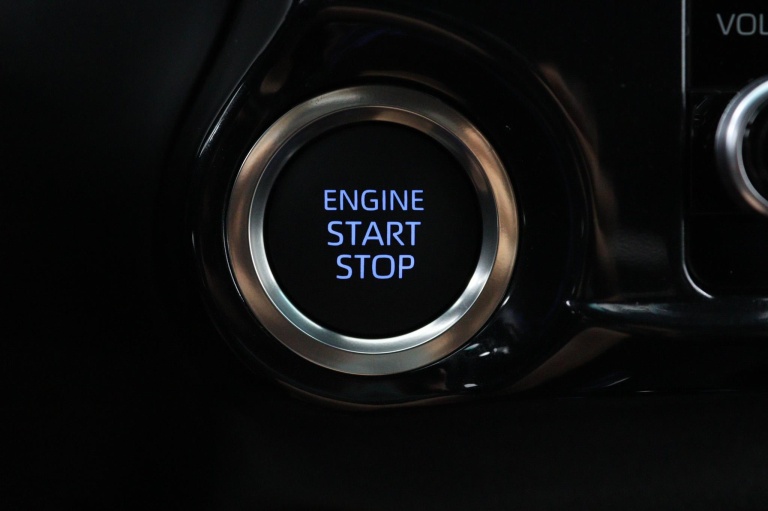 Toyota HiLux - 2.8 D-4D Double Cab Hybrid Invincible 33