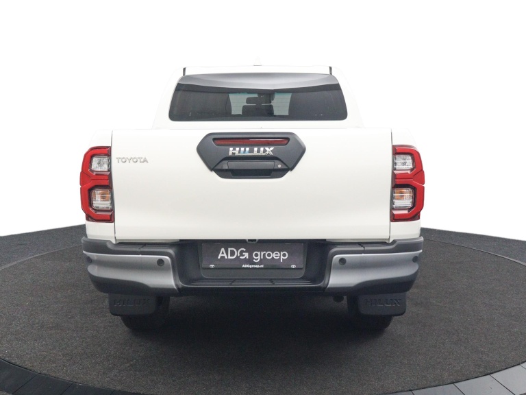Toyota HiLux - 2.8 D-4D Double Cab Hybrid Invincible 8
