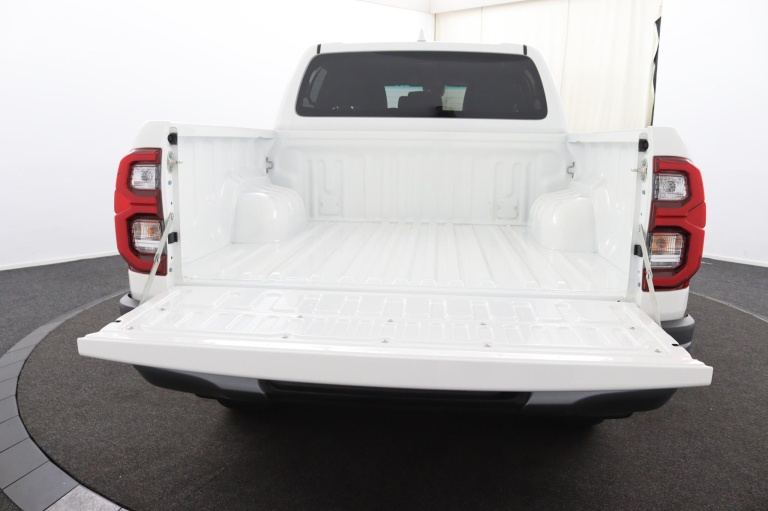 Toyota HiLux - 2.8 D-4D Double Cab Hybrid Invincible 9