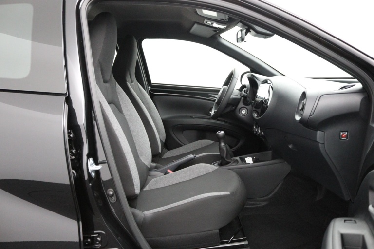 Toyota Aygo X - 1.0 VVT-i MT Play 12