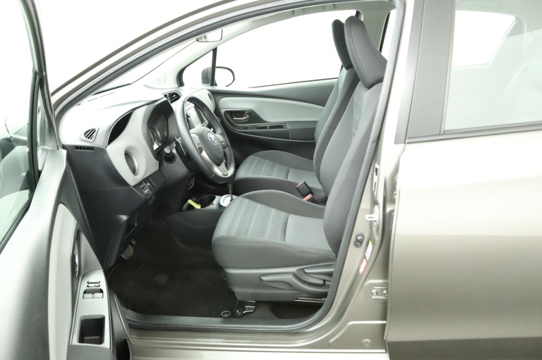 Toyota Yaris - 1.3 VVT-i Business Plus 17