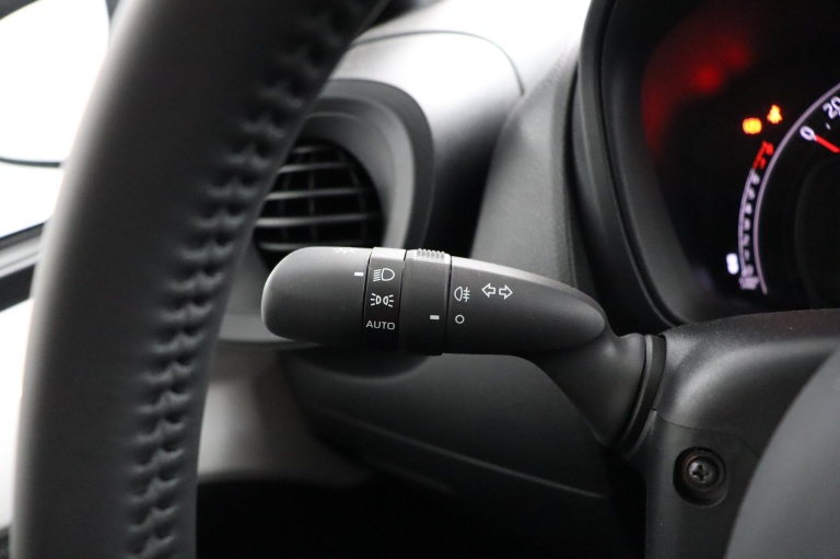 Toyota Aygo X - 1.0 VVT-i MT Play 28
