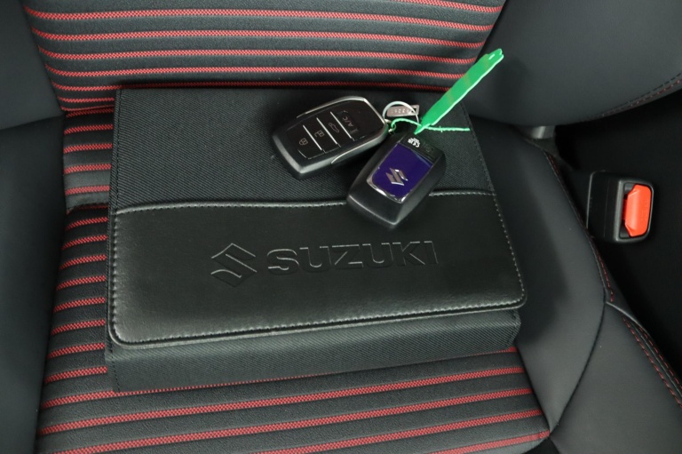 Suzuki Across - 2.5 Plug-in Hybrid Style Business 11