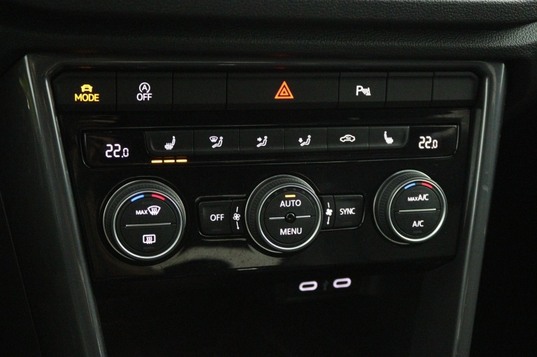 Volkswagen T-Roc - 1.5 TSI Sport Business R 28