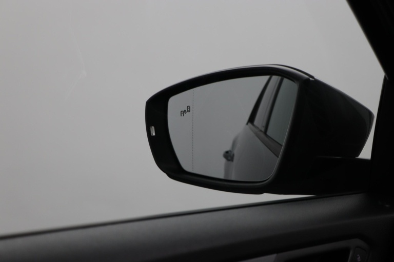 Volkswagen T-Roc - 1.5 TSI Sport Business R 45