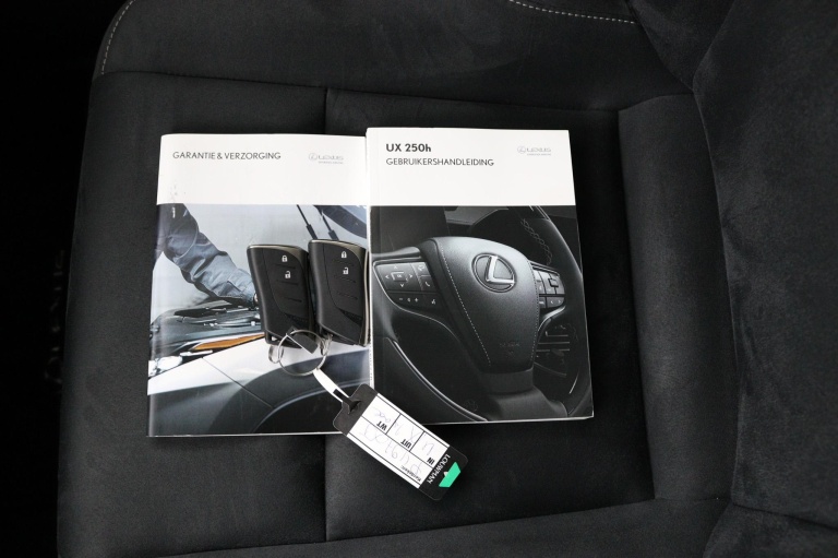 Lexus UX - 250h Preference Line 11