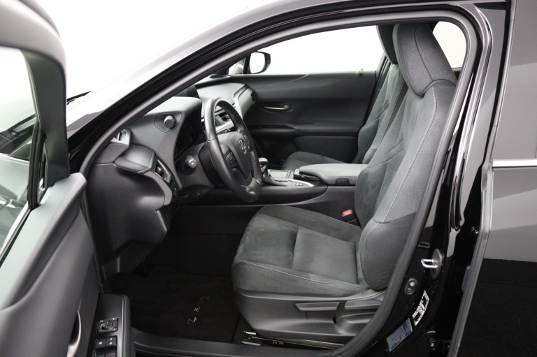 Lexus UX - 250h Preference Line 17