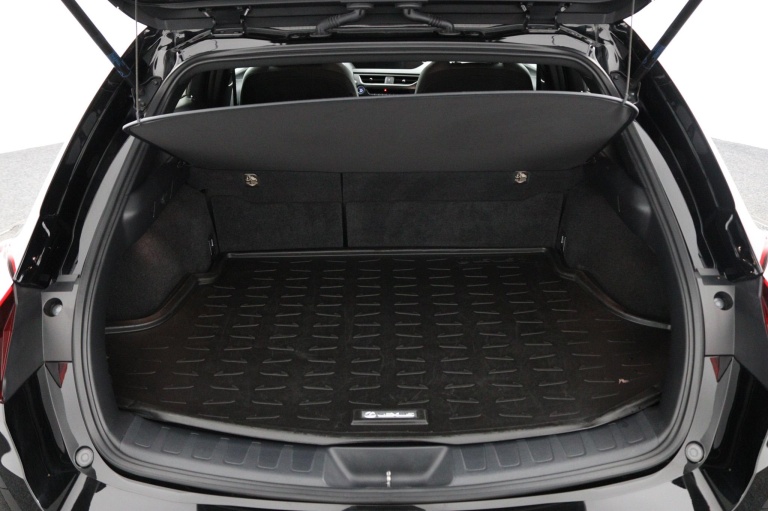 Lexus UX - 250h Preference Line 23