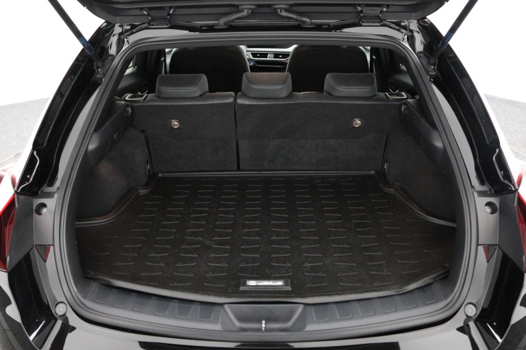 Lexus UX - 250h Preference Line 24