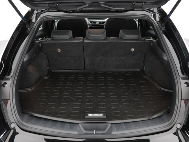 Lexus UX - 250h Preference Line