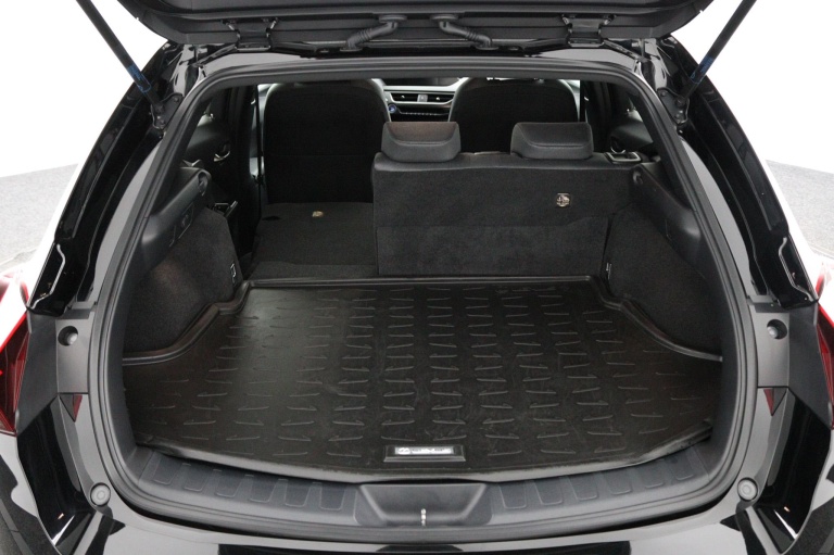 Lexus UX - 250h Preference Line 25