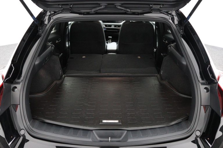 Lexus UX - 250h Preference Line 26