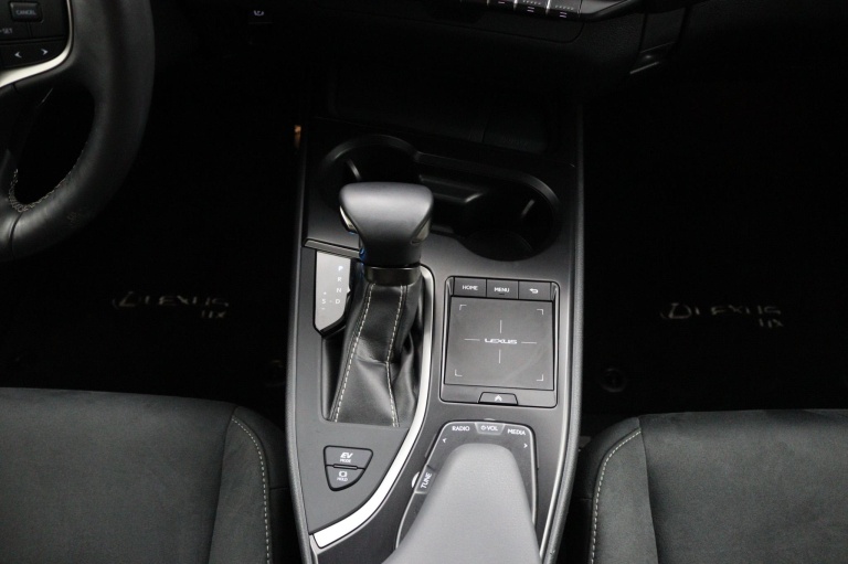 Lexus UX - 250h Preference Line 27