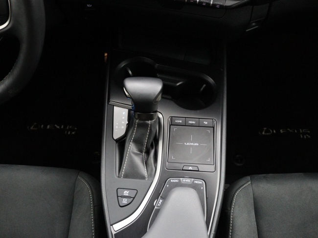 Lexus UX - 250h Preference Line
