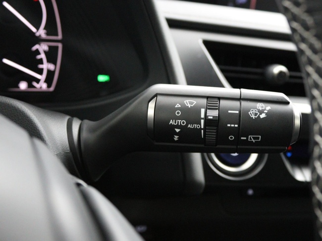 Lexus UX - 250h Preference Line