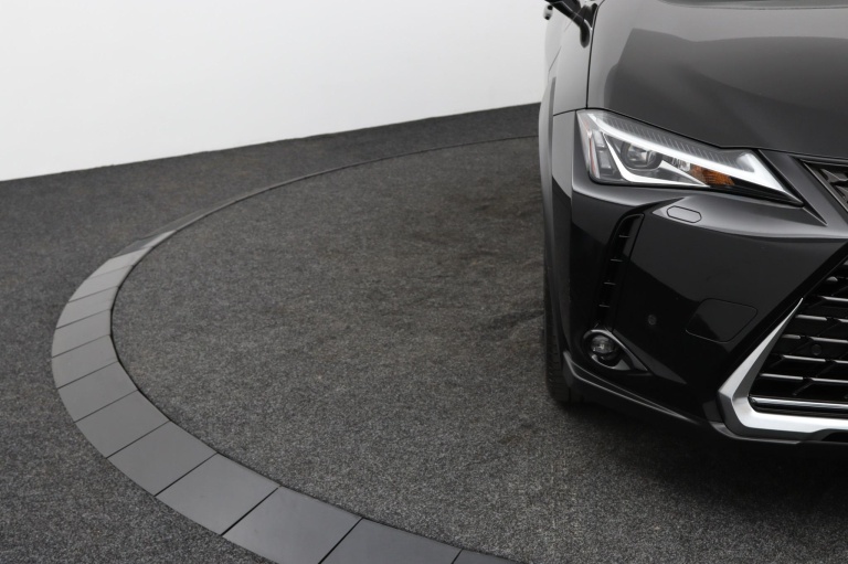 Lexus UX - 250h Preference Line 35