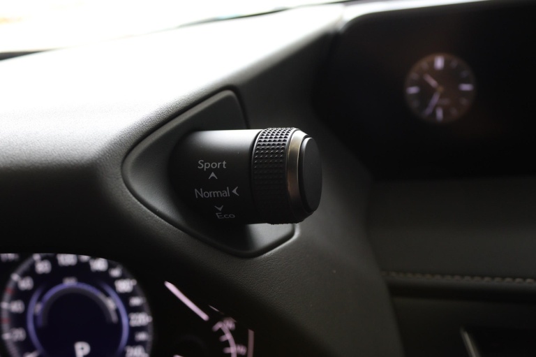 Lexus UX - 250h Preference Line 39