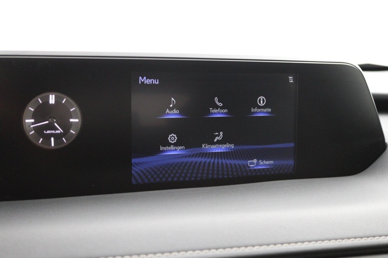 Lexus UX - 250h Preference Line 43