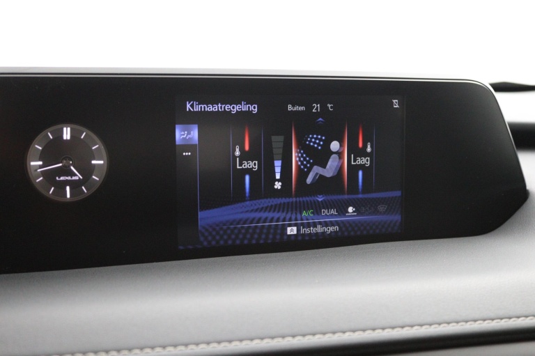 Lexus UX - 250h Preference Line 44