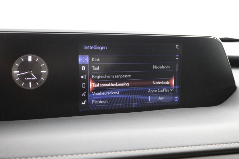 Lexus UX - 250h Preference Line 45