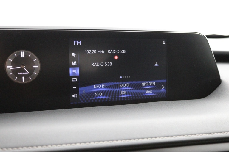 Lexus UX - 250h Preference Line 8
