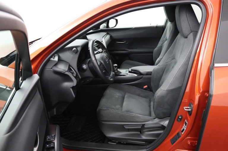 Lexus UX - 250h Business Line 16