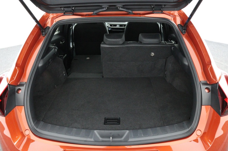 Lexus UX - 250h Business Line 24