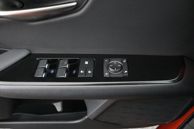 Lexus UX - 250h Business Line 26