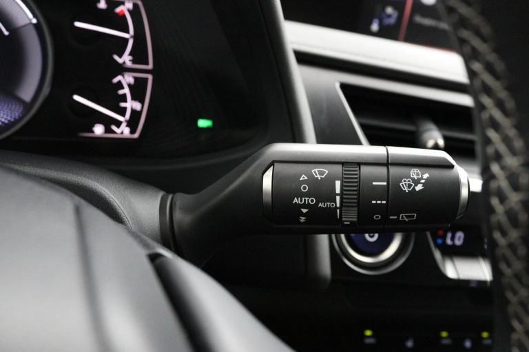 Lexus UX - 250h Business Line 29