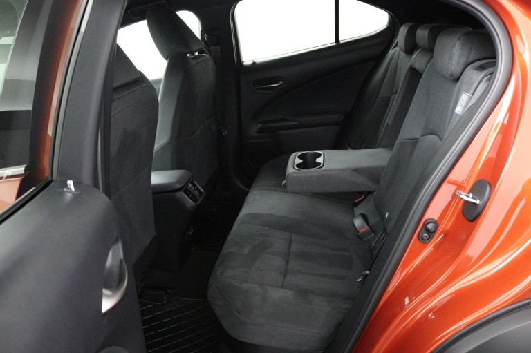 Lexus UX - 250h Business Line 36