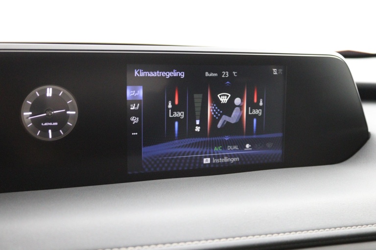 Lexus UX - 250h Business Line 48