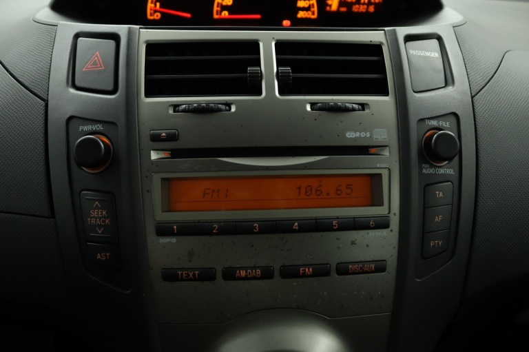 Toyota Yaris - 1.3 VVTi Aspiration 8