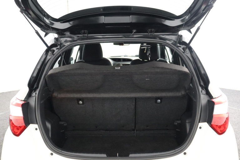Toyota Yaris - 1.5 Hybrid Bi-Tone 22
