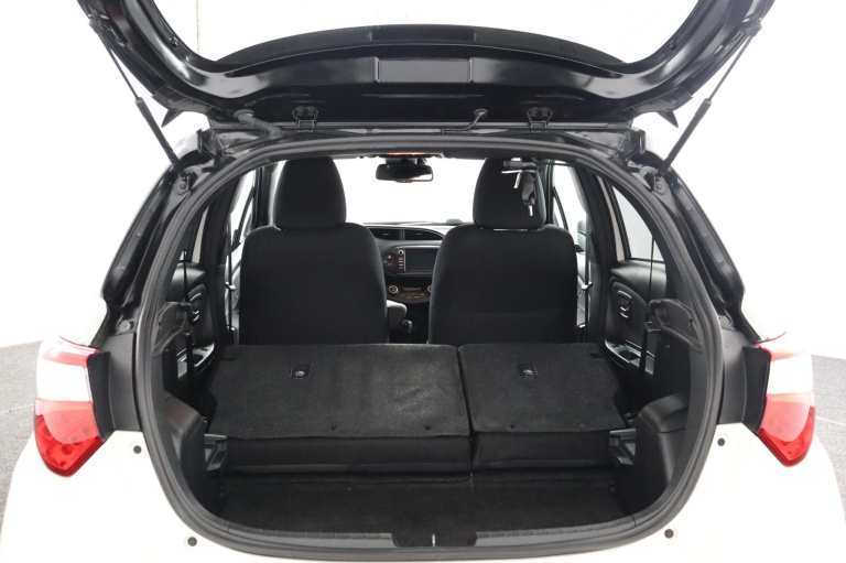 Toyota Yaris - 1.5 Hybrid Bi-Tone 26