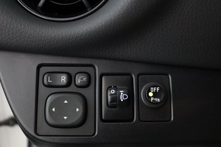 Toyota Yaris - 1.5 Hybrid Bi-Tone 29
