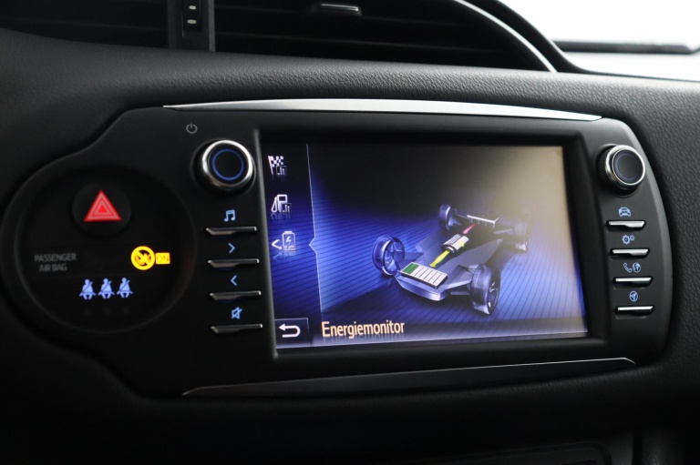 Toyota Yaris - 1.5 Hybrid Bi-Tone 36