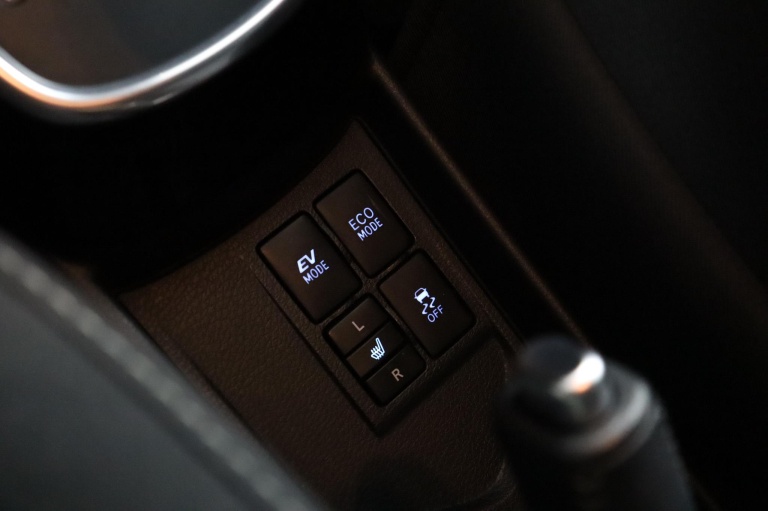 Toyota Yaris - 1.5 Hybrid Bi-Tone 38