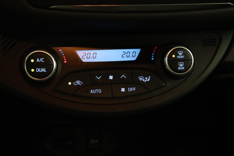 Toyota Yaris - 1.5 Hybrid Bi-Tone 7