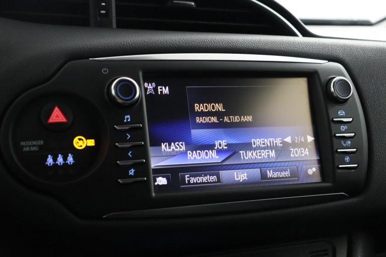 Toyota Yaris - 1.5 Hybrid Bi-Tone 8