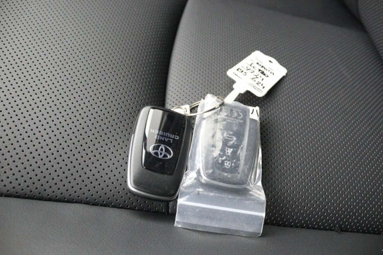 Toyota Land Cruiser - 2.8 D-4D-F Professional Window Van 11