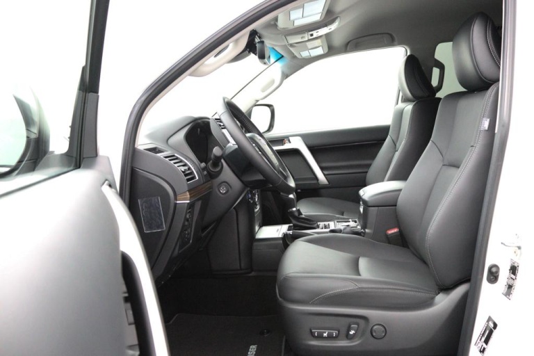 Toyota Land Cruiser - 2.8 D-4D-F Professional Window Van 17