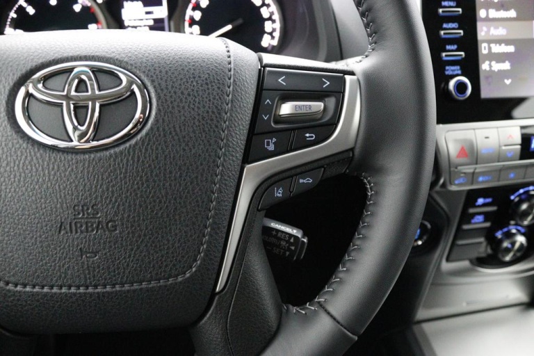 Toyota Land Cruiser - 2.8 D-4D-F Professional Window Van 21