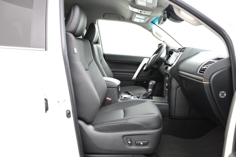 Toyota Land Cruiser - 2.8 D-4D-F Professional Window Van 22