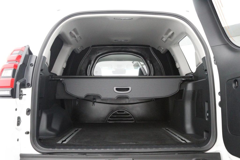 Toyota Land Cruiser - 2.8 D-4D-F Professional Window Van 24