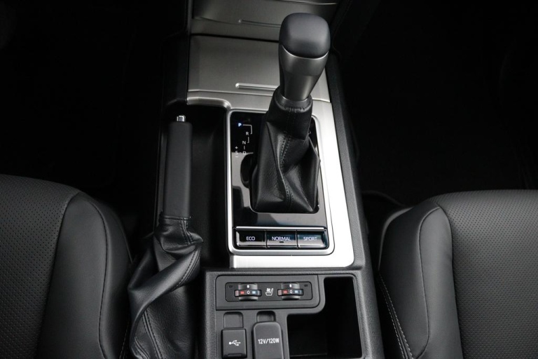 Toyota Land Cruiser - 2.8 D-4D-F Professional Window Van 25