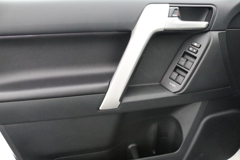 Toyota Land Cruiser - 2.8 D-4D-F Professional Window Van 27